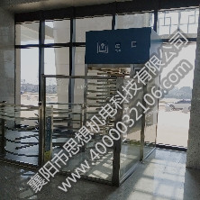 西渡站矩形、半高單向門和護欄